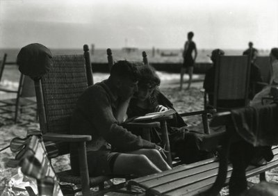 Par læser på stranden, Coney Island, ca. 1910-21 af William Davis Hassler