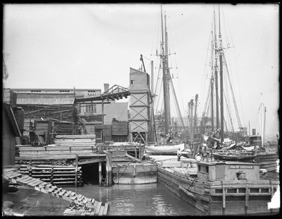 Kajer og både på uidentificeret havnefront, muligvis Harlem River, Inwood, New York, ca. 1910 af William Davis Hassler