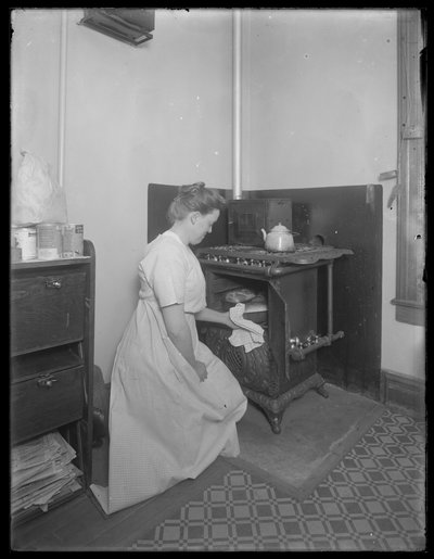 Ethel Gray Magaw Hassler tager brød fra ovnen, ca. 1913 af William Davis Hassler