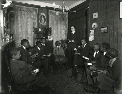 Evangelistkomiteen underviser en gruppe af unge afroamerikanske mænd og drenge hos fru Bostick, 72 West 99th Street, hvor Rockwood underviser en gruppe af unge afroamerikanske mænd og drenge. 31. marts 1916 af William Davis Hassler