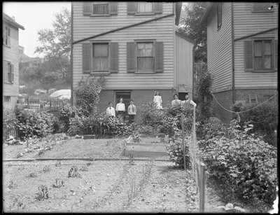Familie poserer ved siden af deres baghave køkkenhave, Inwood, New York, ca. 1910 af William Davis Hassler