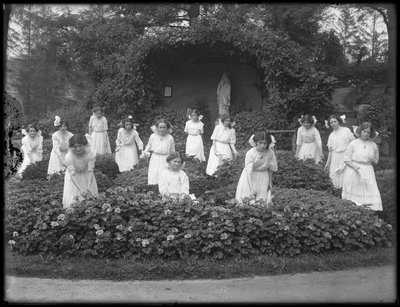 Afgangsklasse af piger fra det romersk-katolske forældreløse asyl i blomsterhaven foran Jomfru Marias grotte, 1912 bw foto af William Davis Hassler