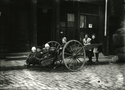 Gruppe af børn i vogn, med pige og kvinde bagved, ca. 1910-21 af William Davis Hassler