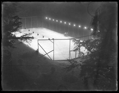 Højvinkelbillede af en uidentificeret tennisbane på ler om natten, udateret, juli 1915 af William Davis Hassler