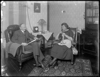 Mr. og Mrs. Austin Norris i uidentificeret stue, ca. 1912 af William Davis Hassler