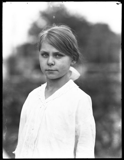 Udendørs portrætbillede af en uidentificeret lille pige i en hvid kjole, juli 1915 af William Davis Hassler