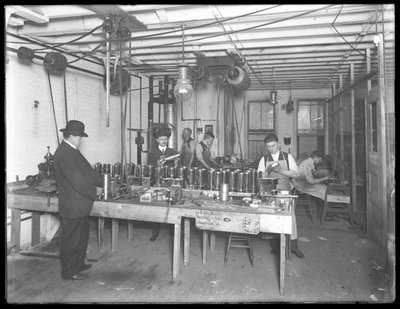 Værksted på sjette sal, Geyser Electric Water Heater Company, 42 Hudson Street, New York City, 31. december 1914 af William Davis Hassler