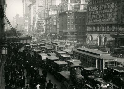 Times Square, fyldt med biler, busser og mennesker, ca. 1917 af William Davis Hassler