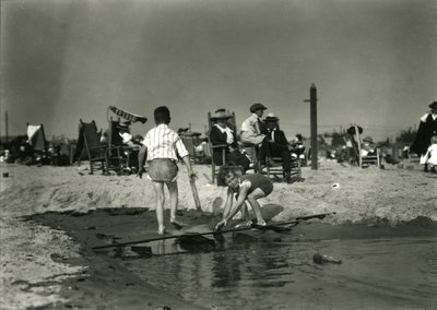 To børn leger med trærester i lavvandede områder, Coney Island, ca. 1910-21 af William Davis Hassler