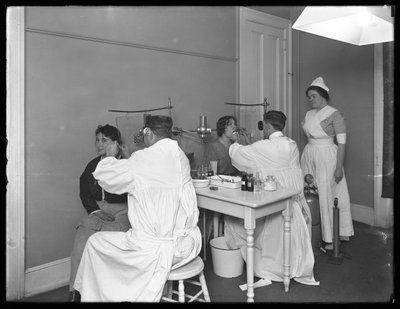 To patienter bliver undersøgt, undersøgelsesrum #1, Seton Hospital, Spuyten Duyvil, Bronx, 30. oktober 1914 af William Davis Hassler