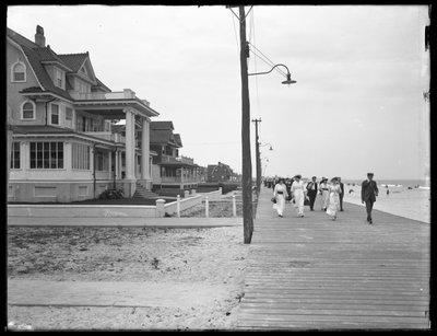 Udsigt langs strandpromenaden fra Beach 125th Street, Belle Harbor, Queens, 11. juli 1915 af William Davis Hassler