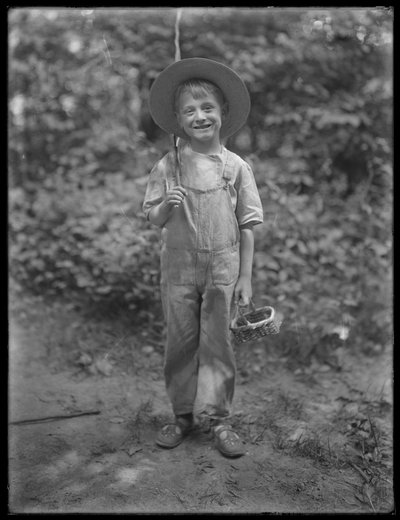William Grey Hassler i stråhat og overalls, med fiskestang og kurv i skoven, 20. august 1911 af William Davis Hassler