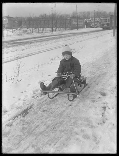 William Gray Hassler med sin nye slæde, ca. 1912 af William Davis Hassler