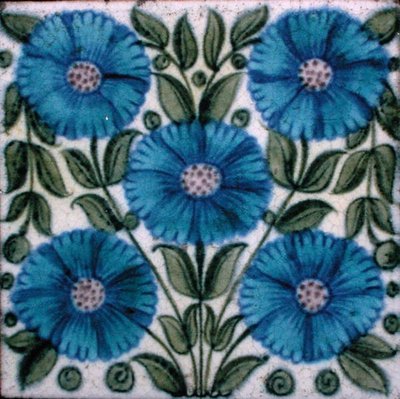 Flise med blomsterdesign i persisk stil (keramik) af William de Morgan