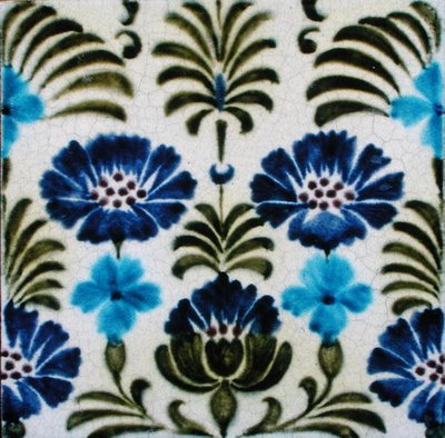 Flise med blomsterdesign i persisk stil (keramik) af William de Morgan