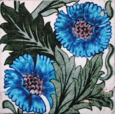 Flise med blomsterdesign (keramik) af William de Morgan