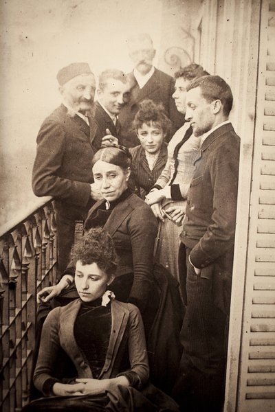 Familien Claudel, Jessie Lipscomb, Ferdinand de Massary og hans far på balkonen i lejligheden på 31 boulevard de Port Royal. (I forgrunden: Louise (f. 1866), bag hende, Madame Claudel (f. Louise Athanaise Brains i 1840) og Camille (1864- af William Elborne