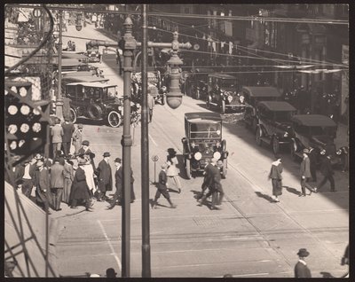 Sixth Street med udsigt mod nord fra Olive Street af William G. Swekosky