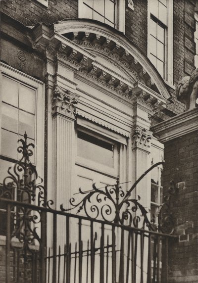 Doorway, North Pallant, Chichester (s/h-billede) af William Galsworthy Davie