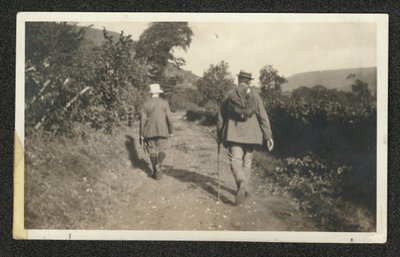 Ralph Vaughan Williams og Gustav Holst går i Malvern Hills, september 1921 (s/h-foto) af William Gillies Whittaker