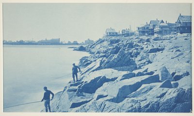 To mænd, der fisker fra klipper ved badebyen af William H. Cades