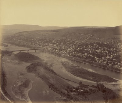 [Luftfoto af en by] af William H. Rau