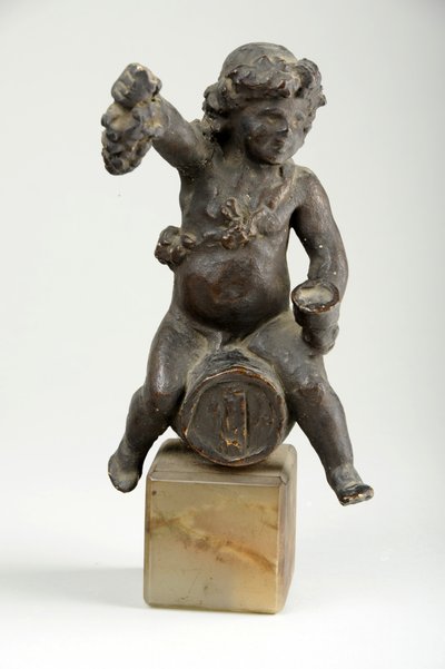 Cherub på et vinfad (malet gips) af William Hamo Thornycroft