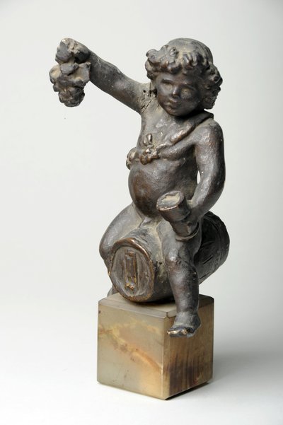 Cherub på et vinfad (malet gips) af William Hamo Thornycroft