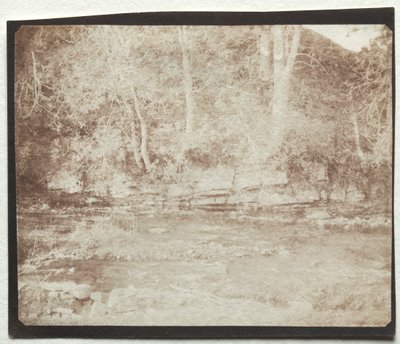 En bjergbænk, der flyder ved foden af Doune Castle, 1844. af William Henry Fox Talbot