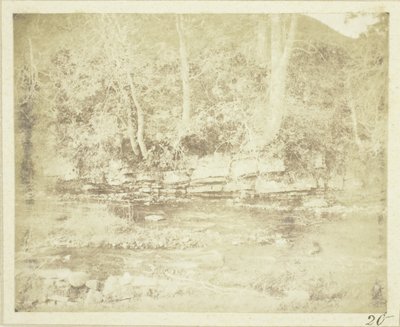 En bjergbænk, der flyder ved foden af Doune-slottet af William Henry Fox Talbot