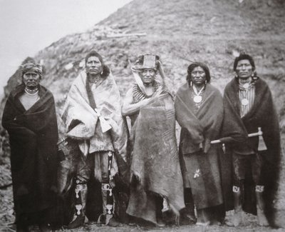 Pawnee-folk foran en tribal earth lodge, ca. 1869 (s/h-billede) af William Henry Jackson