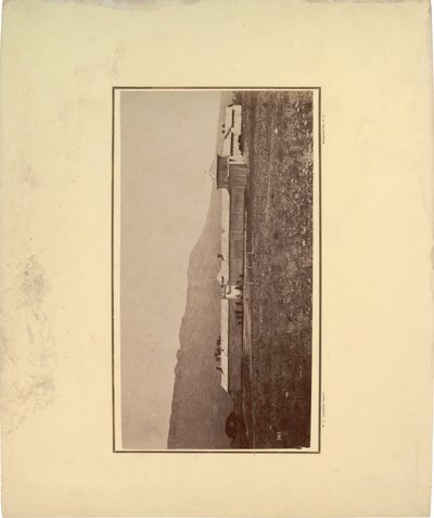 Udsigt til en palisade med flere mænd samlet ved indgangsporten, 1871 (sepia-foto) af William Hicks Jackson