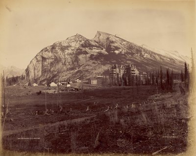 Twin Peaks og C.P.R. Hotel, Banff af William McFarlane Notman