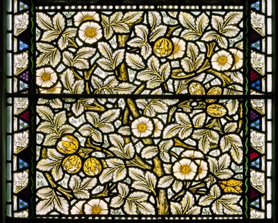 Kirkcaldy Old Kirk, Morris & Co., William Morris, vilde roser og hasselnødder, 1886 af William Morris