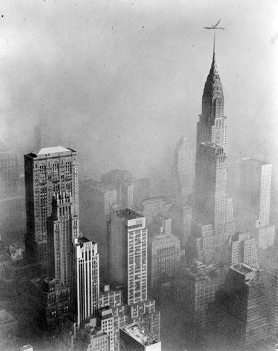 Smog skjuler udsigten til Chrysler Building fra Empire State Building, New York City af William Van Alen
