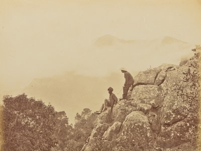 [Mænd, der står på klippeformationer] af Willoughby Wallace Hooper