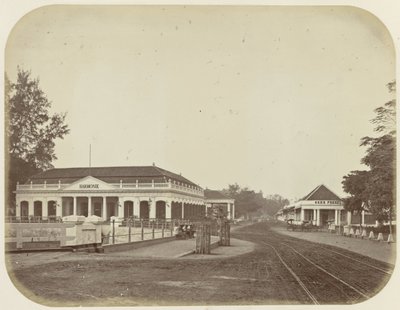 Sociëteit Harmonie og butikken hos Oger Frères i Batavia af Woodbury and Page