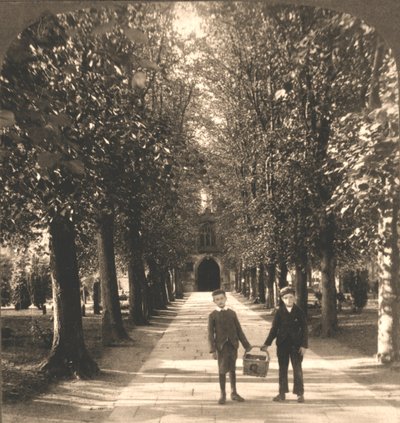 Approach to Trinity Church, Stratford on Avon, England, 1905. af Works and Sun Sculpture Studios