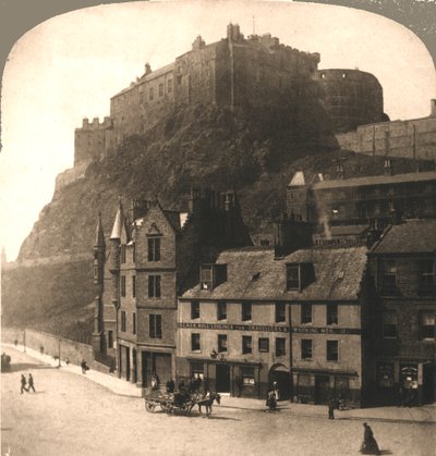 Edinburgh Castle fra Grasmarket, Skotland. af Works and Sun Sculpture Studios