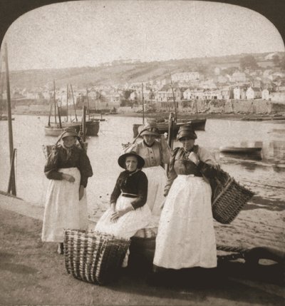 Fishwives i Newlyn, Cornwall, 1900. af Works and Sun Sculpture Studios