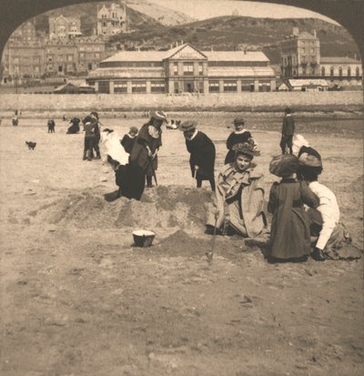 På stranden ved Llandudno, Wales, 1894. af Works and Sun Sculpture Studios