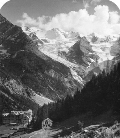 Et hotel i Trafoi, Italien, c1900. af Wurthle and Sons