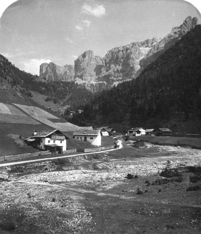 En dal i Wolkenstein, Tyrol, omkring 1900-tallet. af Wurthle and Sons