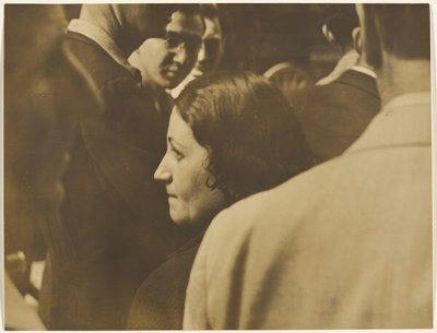 [Kvinde i en menneskemængde]. af Yasuo Kuniyoshi