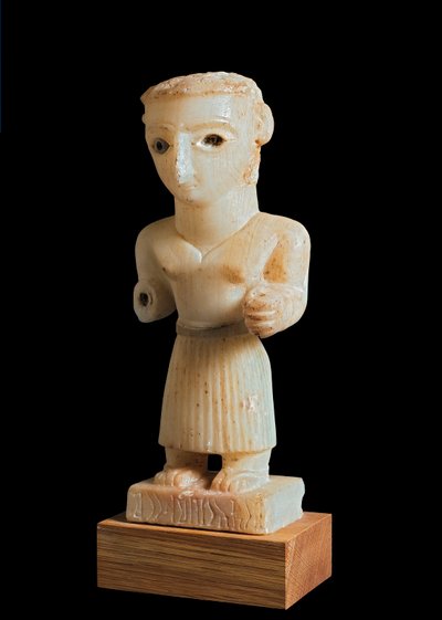 Statuette af en mand, indskrevet af Madrarum-klanen, fra Nugub, nær Beihan, Syd Yemen, 1.-2. århundrede e.Kr. (alabaster) af Yemen School