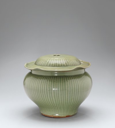 Longquan Celadon ribbet krukke og låg af Yuan Dynasty Chinese School