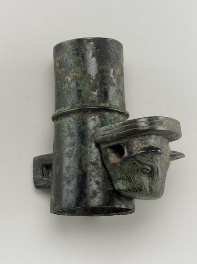 Hjulkapsel med låsestift støbt i form af et kattehoved (bronze) af Zhou Dynasty Chinese School