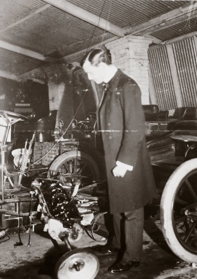 C S Rolls kigger på motoren til en bil i sin garage, ca. 1900 af Ferdinand Georg Waldmuller