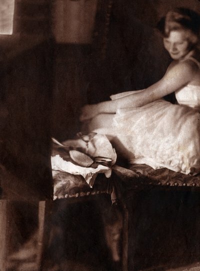 Klassisk danser klædt på i sin hytte. 1929 (tryk) af . .