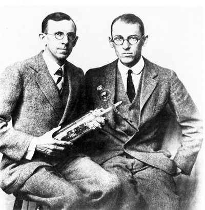 Clinton J Davisson og Lester H Germer, amerikanske fysikere, ca 1927 af Frederick (attr. to) Barnard